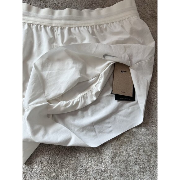 NWT Nike Swift Dri-FIT Mid Rise 2.5" Shorts Women's HQ0638-133 Size 2XL - Picture 8 of 9